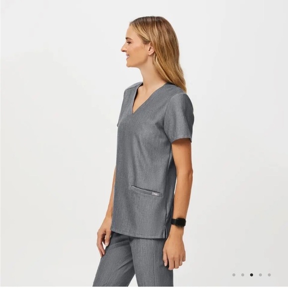 Figs Casma Three-Pocket Scrub Top™ in Graphite Grey XS - Picture 2 of 10